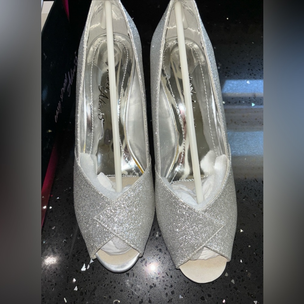 Easy Street women’s silver glitter Ravish dance shoes size 7.5 narrow